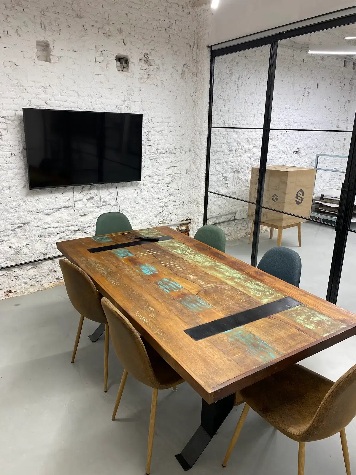 C9 SMART HUB interior photo 5