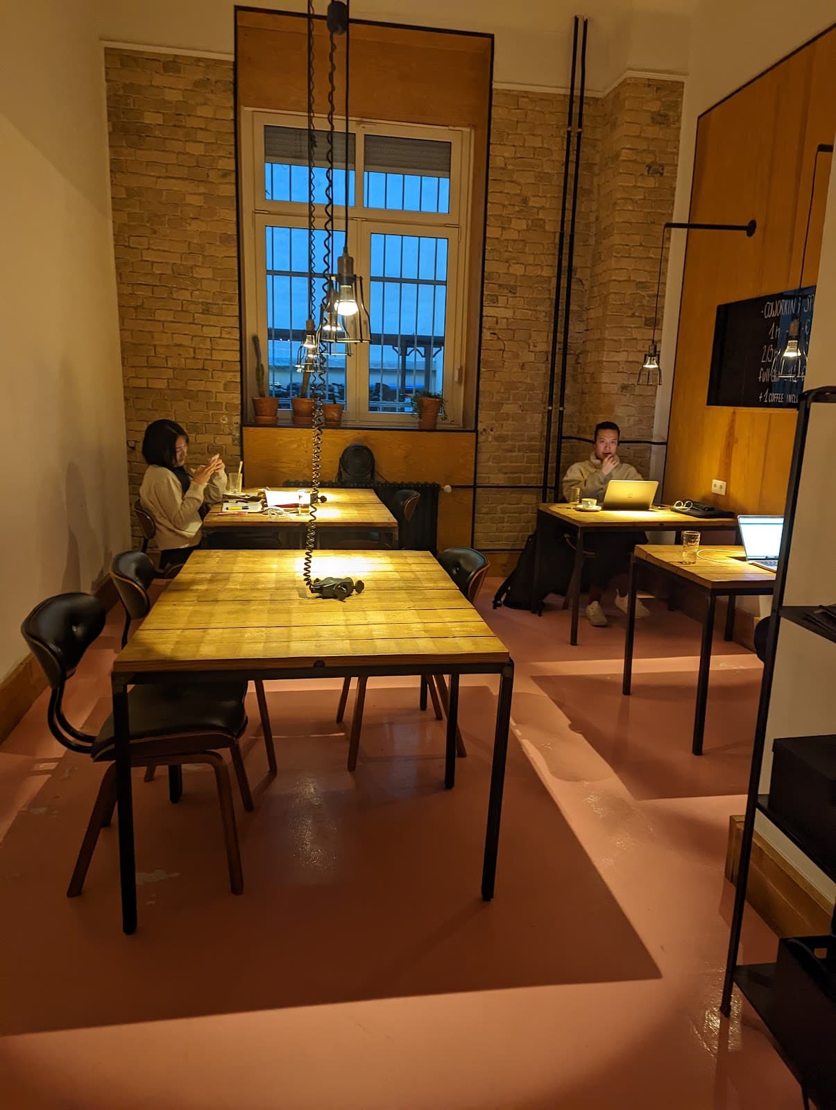 KleinMein Coffee & Coworking interior photo 3
