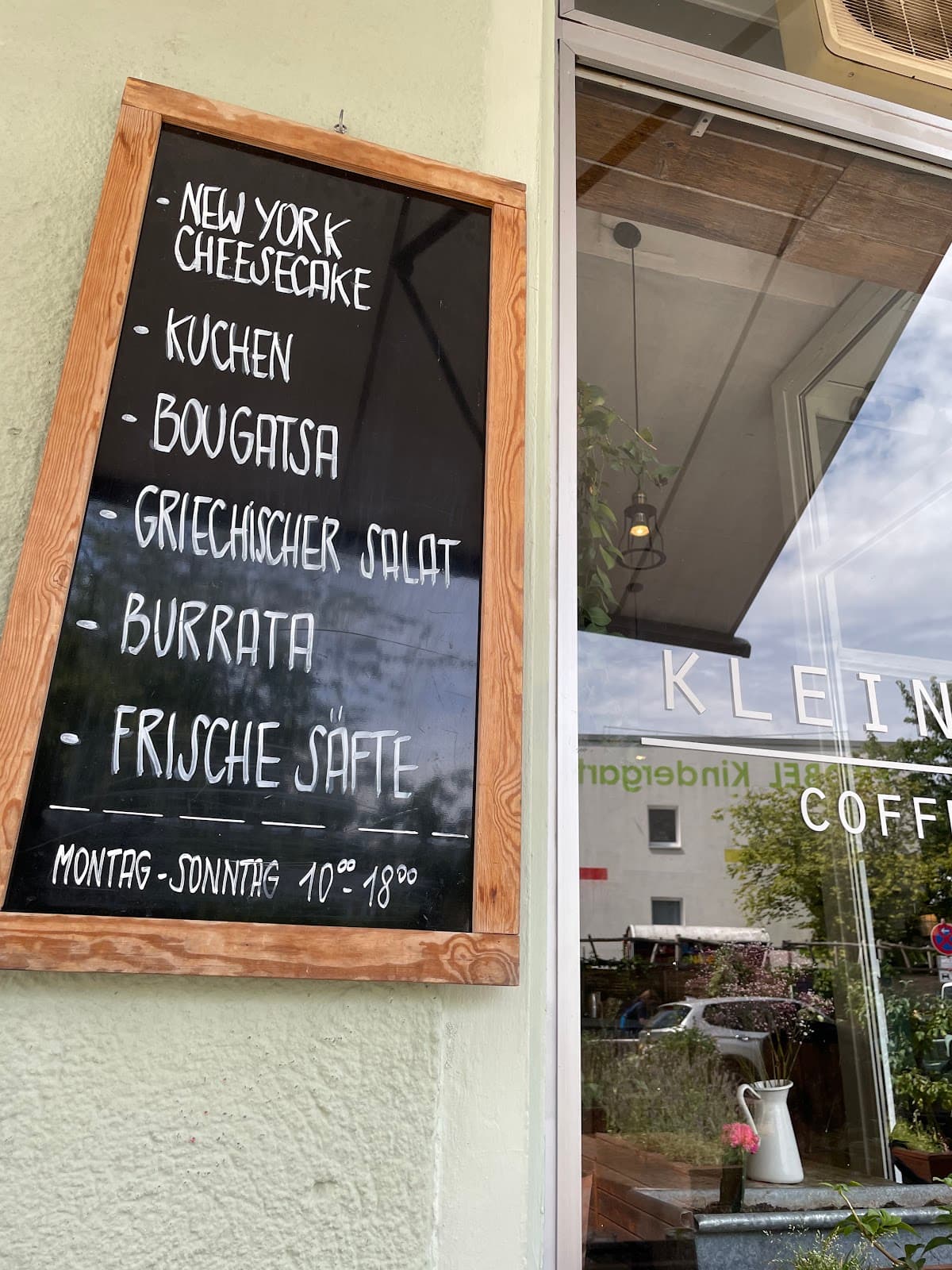 KleinMein Coffee & Coworking interior photo 4