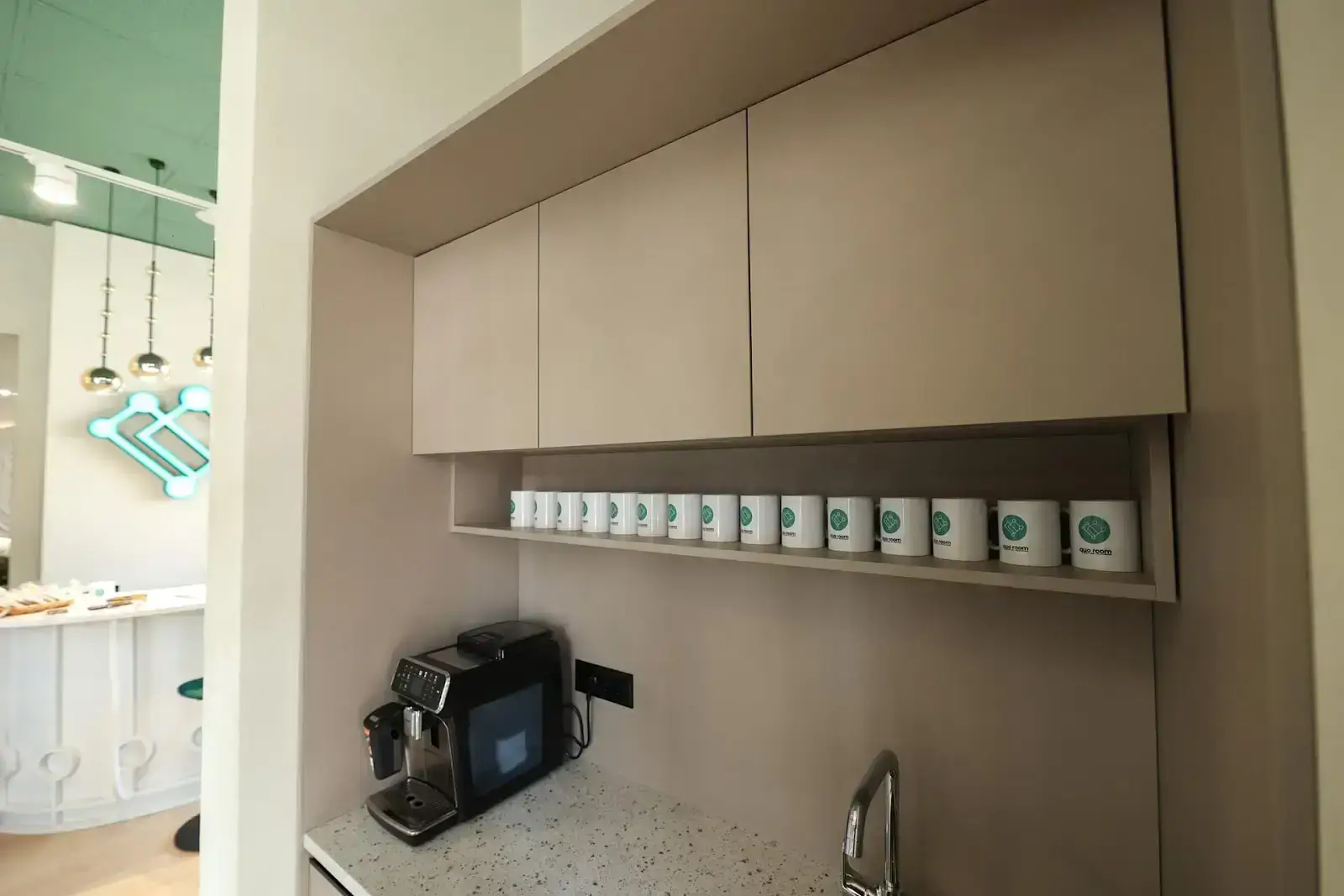 Quo Room interior photo 3