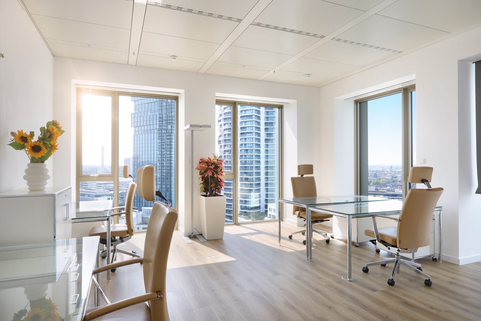 K-1 BusinessClub Tower 185 interior photo 8