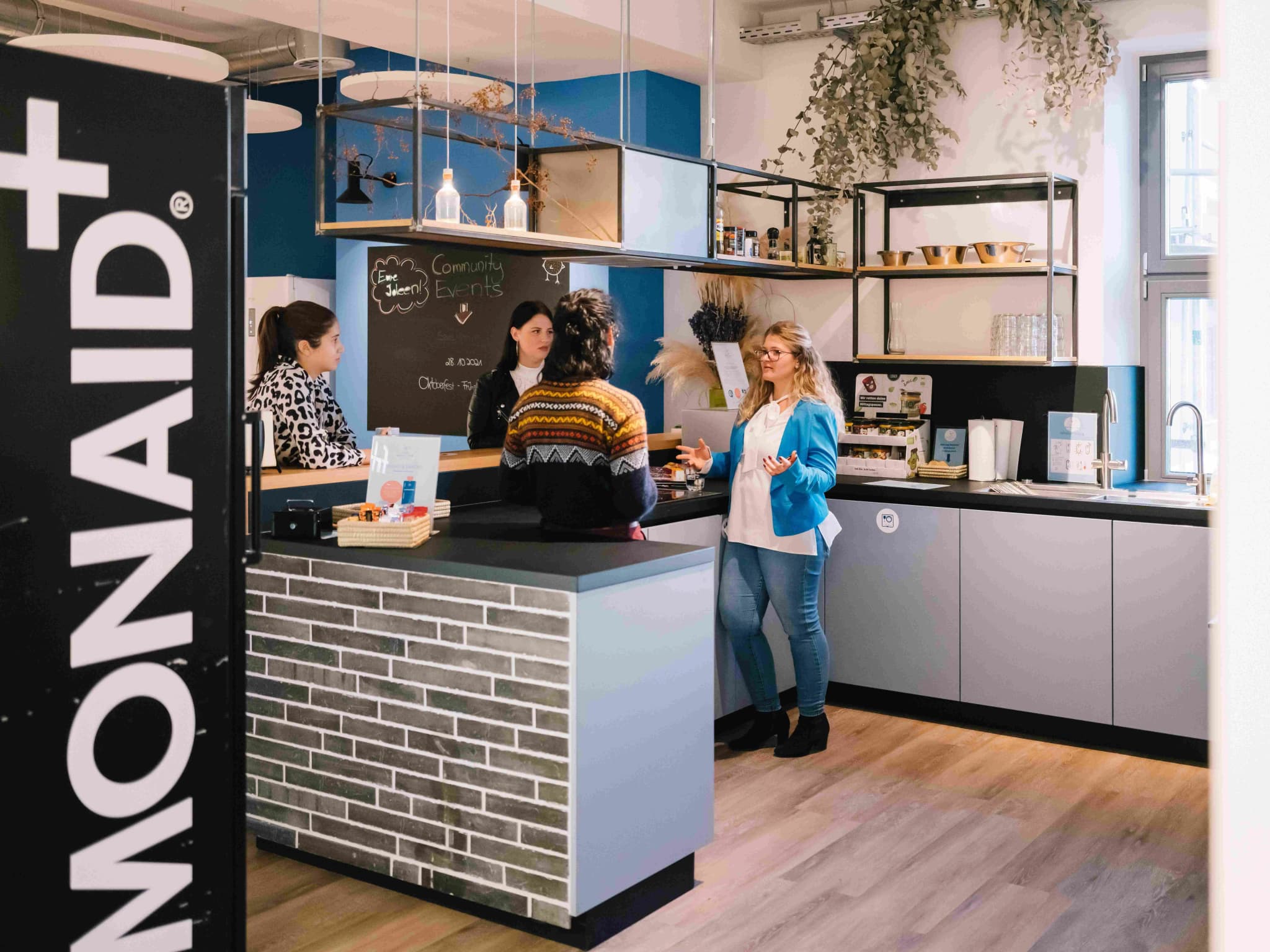 1000 Satellites Taylor interior photo 3