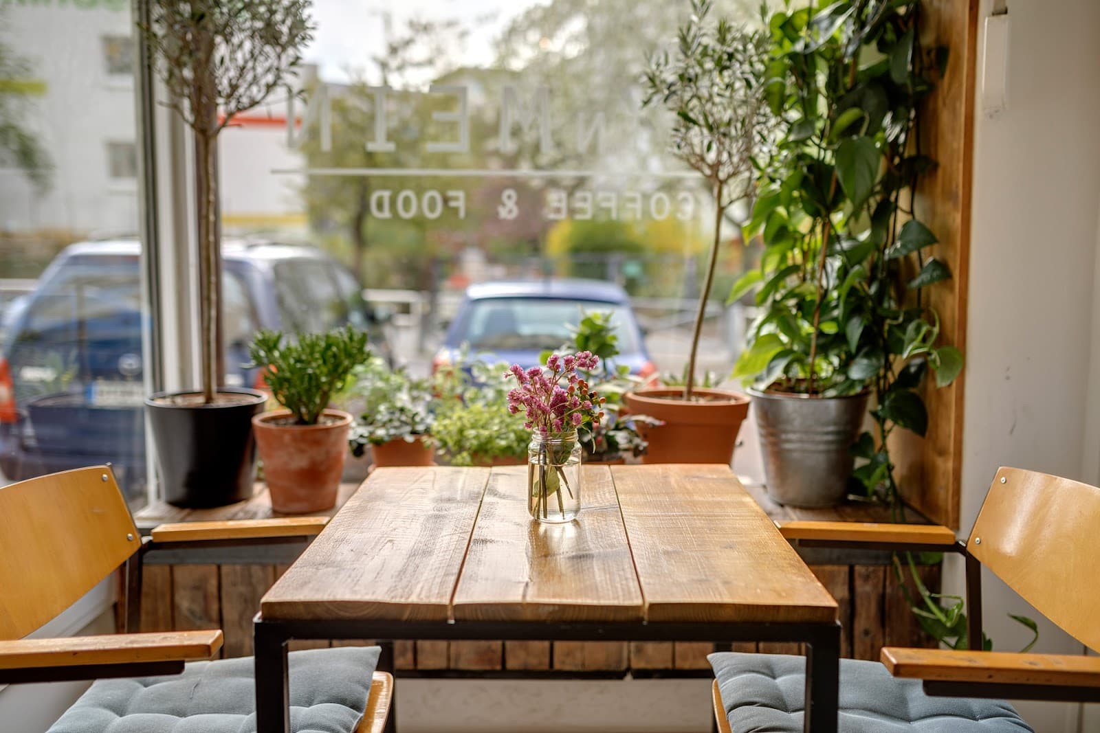 KleinMein Coffee & Coworking interior photo 7