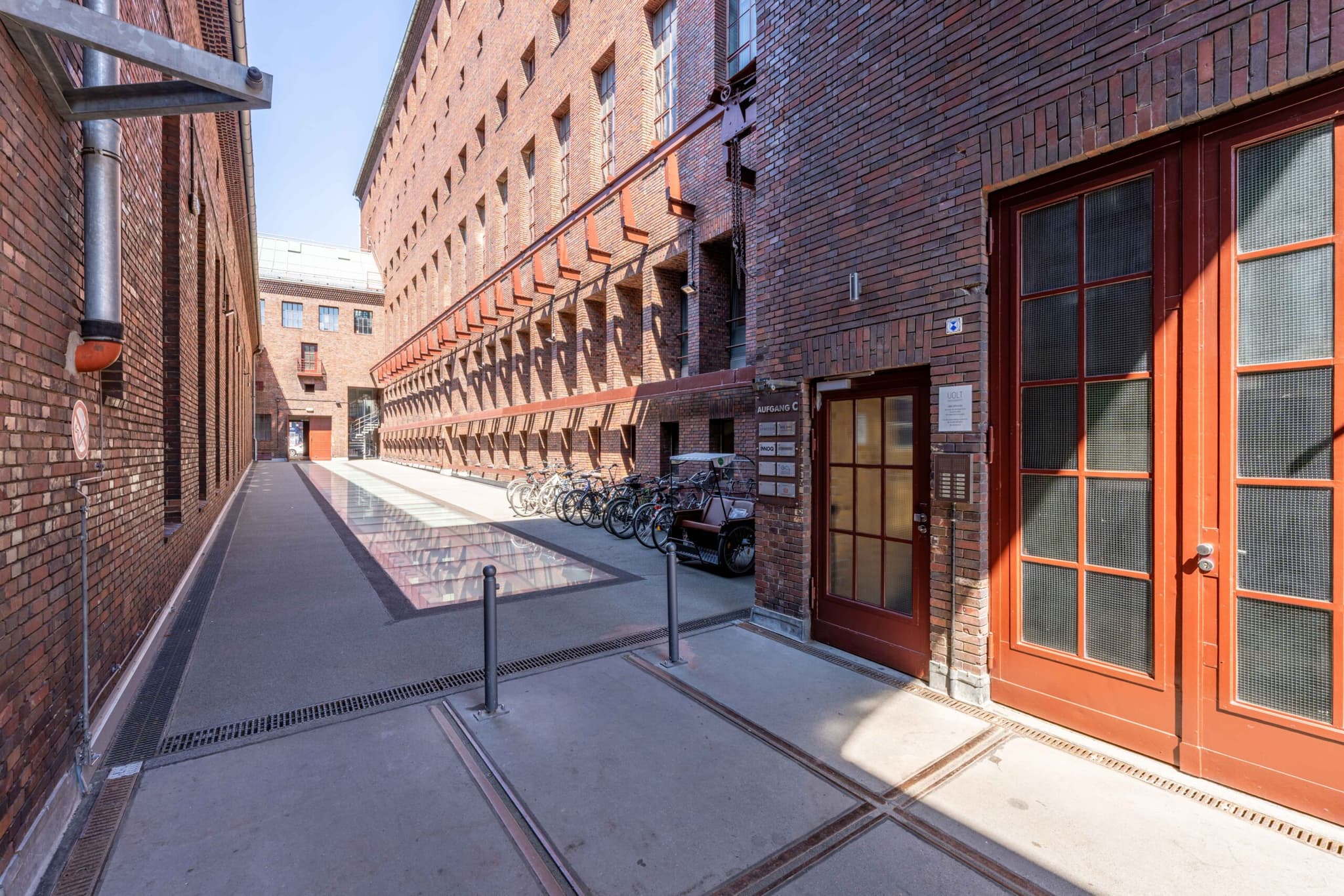 Thunderbolt Collective Kreuzberg interior photo 2