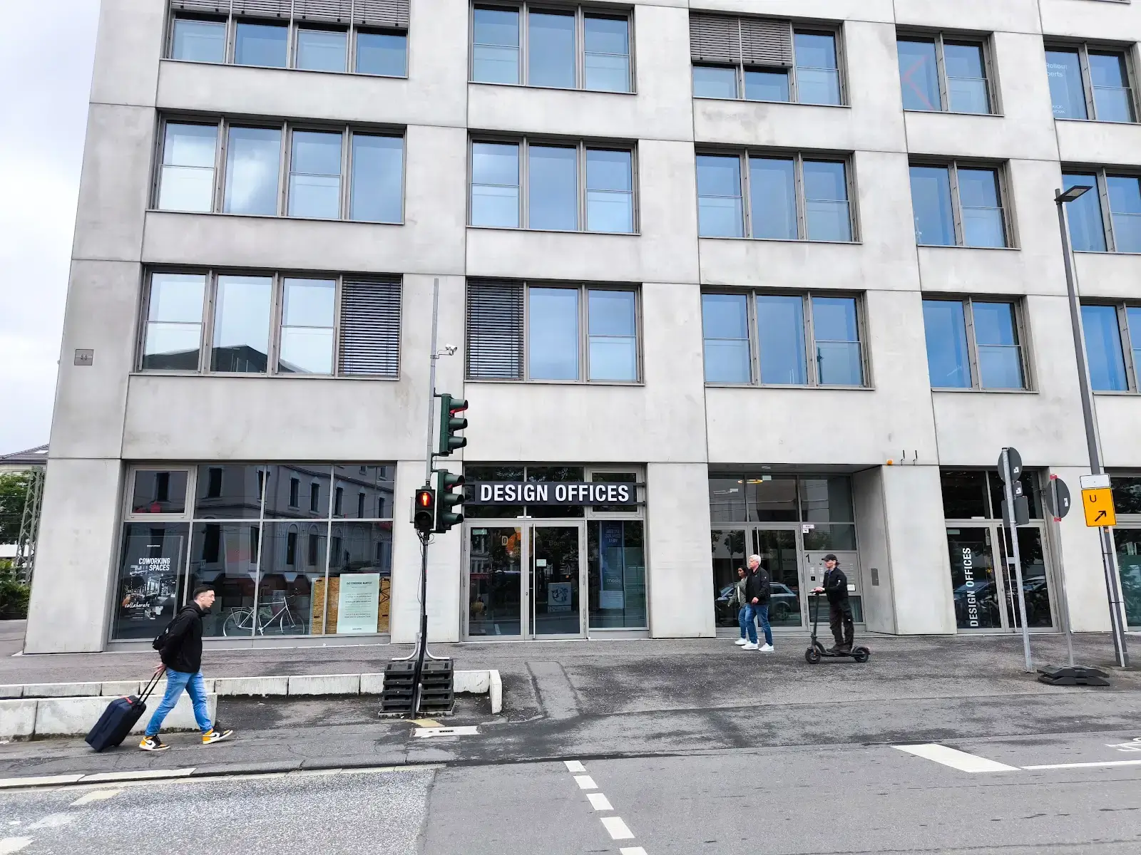 Design Offices Bonn Hauptbahnhof interior photo 3