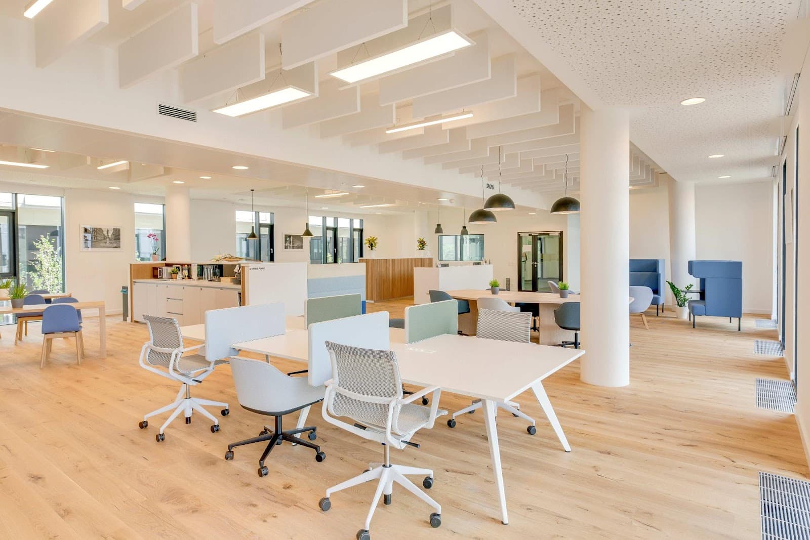 Regus Warsaw Financial Center interior photo 3